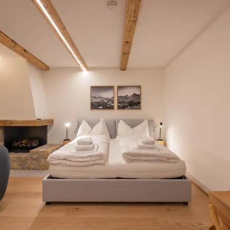 New Premium With Fireplace, Pool & Sauna *