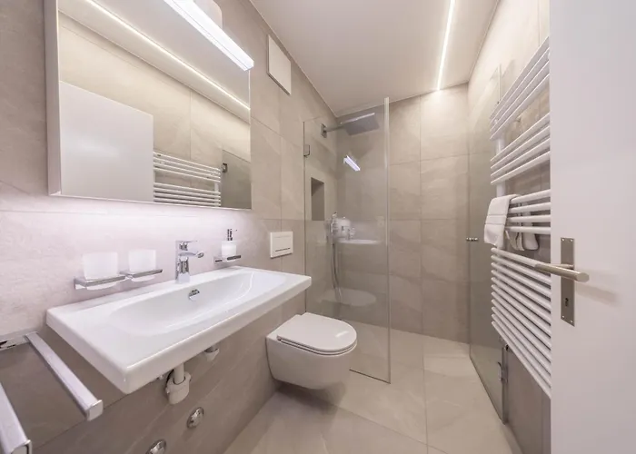 New Premium With Efireplace, Pool & Sauna *